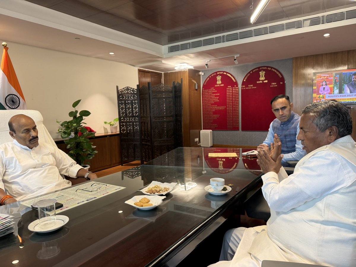 SWDGoK's tweet photo. Today in New Delhi, Hon’ble Minister for Social Welfare, Sri K.H. Muniyappa, met and held discussions with Dr. Virendra Kumar, Hon’ble Union Minister for Social Justice and EmpowermK.H MuniyappaiyDr. Virendra Kumar Kumar 
 #khmuniyappa #socialjustice #VeerendraKumar https://t.co/plbAf8v364