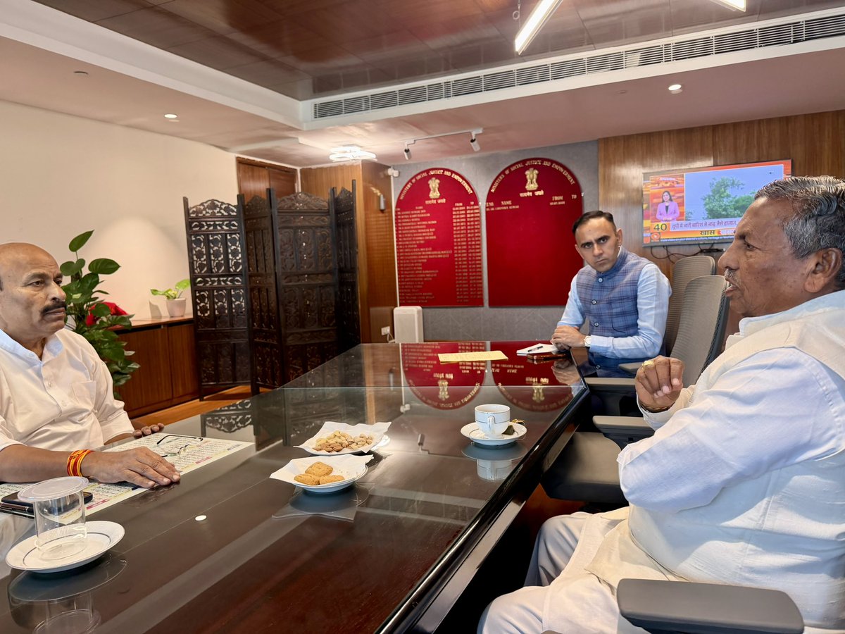 SWDGoK's tweet photo. Today in New Delhi, Hon’ble Minister for Social Welfare, Sri K.H. Muniyappa, met and held discussions with Dr. Virendra Kumar, Hon’ble Union Minister for Social Justice and EmpowermK.H MuniyappaiyDr. Virendra Kumar Kumar 
 #khmuniyappa #socialjustice #VeerendraKumar https://t.co/plbAf8v364