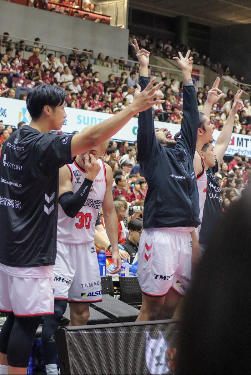 im_az30's tweet photo. ベンチにもすんごい顔して喜んでるマーフィーいた🤪 https://t.co/Gk6komNj8c