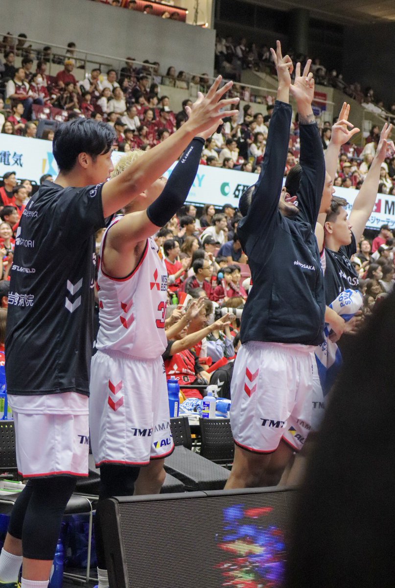 im_az30's tweet photo. ベンチにもすんごい顔して喜んでるマーフィーいた🤪 https://t.co/Gk6komNj8c