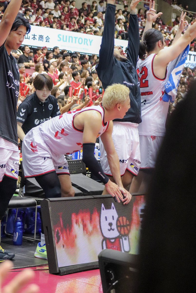 im_az30's tweet photo. ベンチにもすんごい顔して喜んでるマーフィーいた🤪 https://t.co/Gk6komNj8c