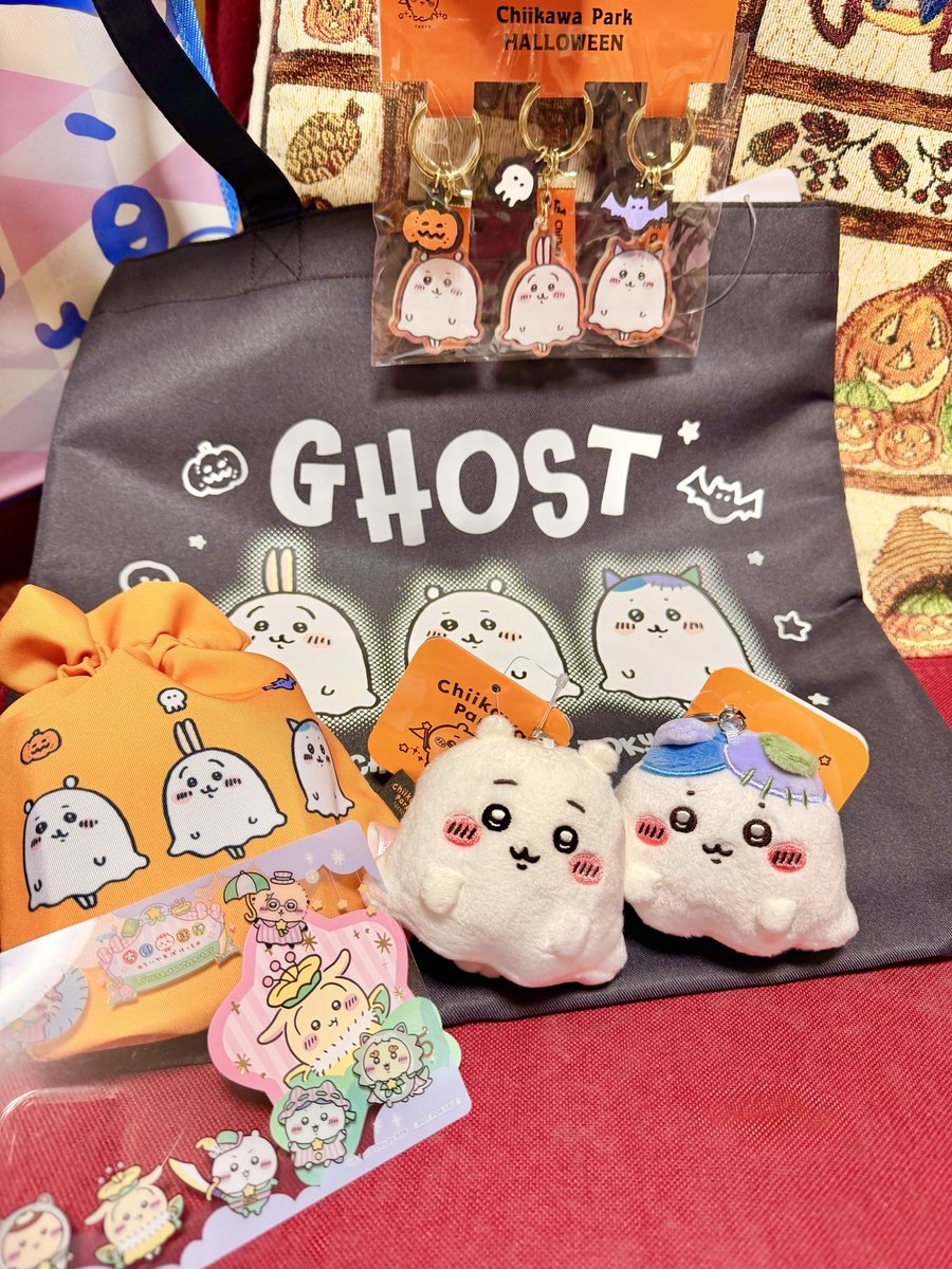 himallhima's tweet photo. #ちいかわパーク
13時の回行ってきた！ 
🎃グッズは欲しかったトートにちいハチマスコット、クッキー全部買えてよかったぁ〜〜！！！
ぺちゃ耳のハチを見つけちゃって即君に決めたしちゃった…
グリは愛しのちいちゃん���ハチ🫶
沢山のゲストが並んでたので2人には頑張ってねと声かけてきました😌 https://t.co/Zk4yb7Bnwt