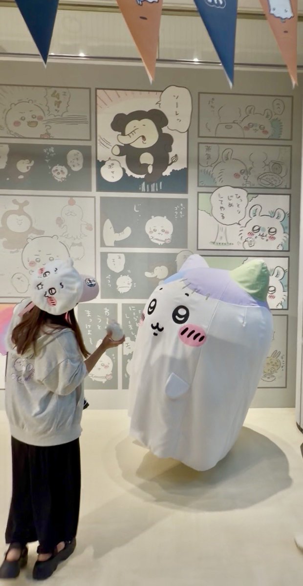 himallhima's tweet photo. #ちいかわパーク
13時の回行ってきた！ 
🎃グッズは欲しかったトートにちいハチマスコット、クッキー全部買えてよかったぁ〜〜！！！
ぺちゃ耳のハチを見つけちゃって即君に決めたしちゃった…
グリは愛しのちいちゃん���ハチ🫶
沢山のゲストが並んでたので2人には頑張ってねと声かけてきました😌 https://t.co/Zk4yb7Bnwt