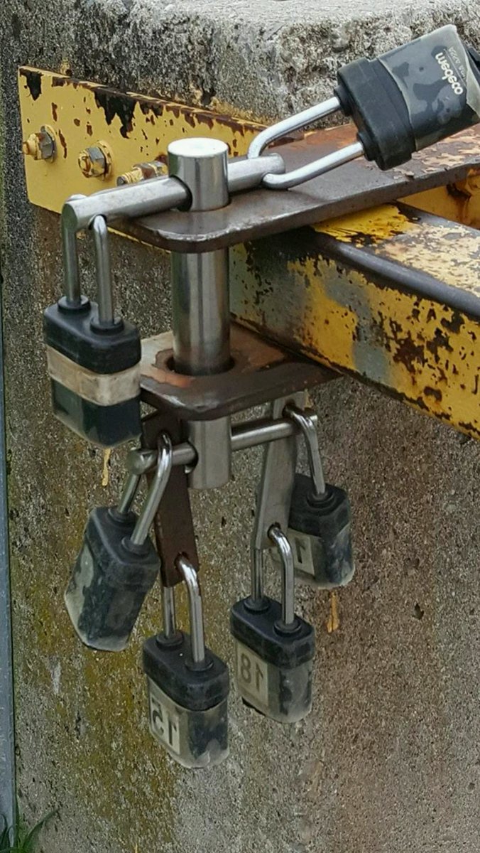 EmilyClarkwyhs's tweet photo. Six people can have their own lock and each one can open the gate.
#MindBlowing #Rakeback https://t.co/ny9JuZSuSv