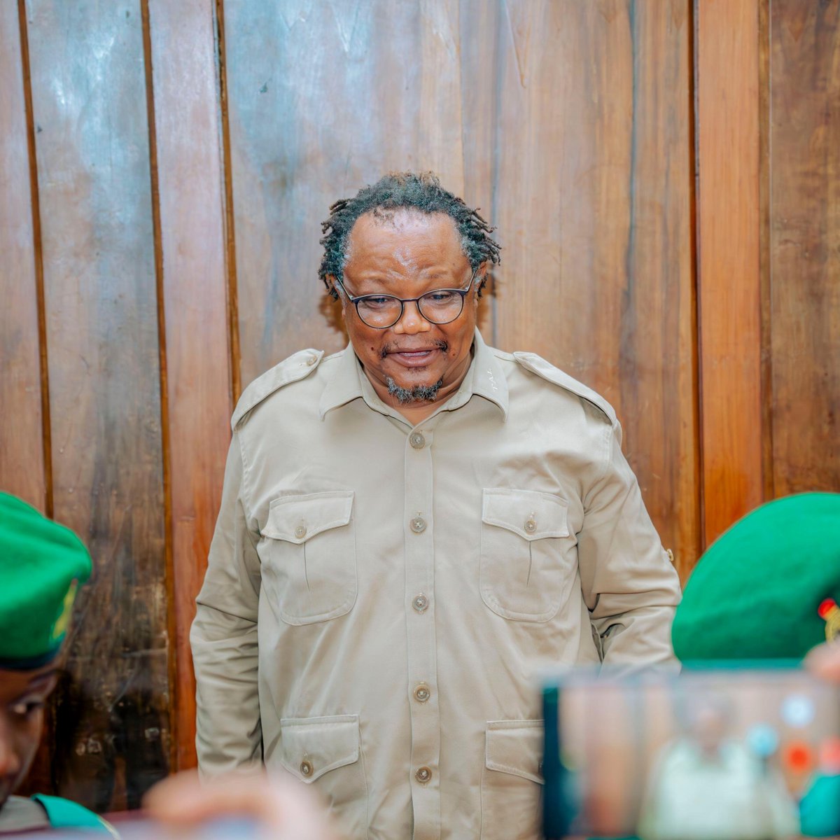 AdvMahinyila's tweet photo. Lissu: Jana, "Mkiona Uhaini umethibitishwa msiogope kuninyonga."

Katuga: Leo anasema "sio Lazima hata mkimkuta na hatia mumnyonge. Adhabu ni kuanzia 0 hadi kifungo cha kunyongwa hadi kufa."

NB: Jamhuri wanaogopa kumnyonga Muhaini wao. Tulishtuka kitambo nia ni nini? UENYEKITI. https://t.co/Y06aEnE9fA