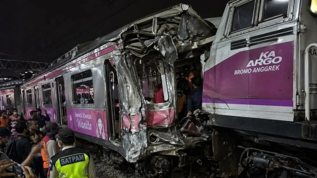 indepenSumatera's tweet photo. MASINIS KA 4B
ARGO BROMO ANGGREK
JADI TERSANGKA
KECELAKAAN BEKASI TIMUR

Cepat.
Ada nama.
Ada status.
Ada pasal.

Sementara
KMP Mutiara Sentosa
dan KM Virgo Transport
Terbakar dan
tenggelam
bersama penumpangnya.

Tersangkanya?
Tidak kelihatan.

Nahkoda KM Virgo Transport
dikabarkan lari.
Meninggalkan penumpang
Menyelamatkan hidupnya sendiri.
Lalu hidupnya
berjalan lagi
bersama keluarga.

Masinis di rel
langsung dijemput hukum.
Nahkoda di laut
seolah hanya jadi berita semalam.

Satu nyawa di kereta
dicari pelakunya.
Ratusan nyawa di kapal
disuruh sabar
menunggu evaluasi.

Miris.

Negara ini gesit
kalau yang di depan mata
mudah dijadikan tersangka.
Lamban
kalau yang tenggelam
membawa nama pengelola,
izin kapal,
dan pejabat yang menandatangani
kelayakan.

Hukum yang pilih-pilih
bukan hukum.
Itu undian.