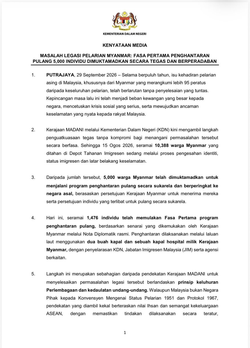 saifnasution's tweet photo. Selama berpuluh tahun, isu kehadiran pelarian asing di Malaysia, khususnya dari Myanmar, telah berlarutan tanpa penyelesaian yang tuntas. Kepincangan masa lalu ini telah menjadi beban kewangan yang besar kepada negara, mencetuskan krisis sosial yang serius serta mewujudkan ancaman keselamatan yang nyata kepada rakyat Malaysia.

Kerajaan MADANI tidak akan membiarkan permasalahan legasi ini terus berlarutan. Kita mula menyelesaikannya secara tegas, tersusun dan berperingkat, berlandaskan keluhuran Perlembagaan dan kedaulatan undang-undang.

Sebanyak 5,000 warga Myanmar telah dimuktamadkan untuk menjalani program penghantaran pulang secara sukarela dan berperingkat ke negara asal, berasaskan persetujuan Kerajaan Myanmar untuk menerima mereka serta persetujuan individu berkenaan untuk pulang secara sukarela. Hari ini, 1,476 individu memulakan Fasa Pertama penghantaran pulang, berdasarkan senarai yang dikemukakan oleh Kerajaan Myanmar melalui Nota Diplomatik rasmi. Pelaksanaan ini diselaraskan oleh KDN bersama Jabatan Imigresen Malaysia serta agensi berkaitan.

Penyelesaian ini turut dicapai melalui pendekatan diplomatik dan rundingan secara langsung dengan Kerajaan Myanmar. Bagi isu yang melibatkan dua negara, penguatkuasaan sahaja tidak memadai. Kerjasama negara asal diperlukan bagi membolehkan proses penerimaan, dokumentasi dan penghantaran pulang dilaksanakan secara teratur dan berperingkat.

Inilah pendekatan yang kita ambil — undang-undang ditegakkan, penguatkuasaan dilaksanakan dan saluran diplomatik dimanfaatkan untuk menghasilkan penyelesaian.

Walaupun Malaysia bukan Negara Pihak kepada Konvensyen Mengenai Status Pelarian 1951 dan Protokol 1967, kita memilih pendekatan yang tegas tetapi berperadaban — berteraskan nilai Ihsan dan semangat kekeluargaan ASEAN, dengan setiap tindakan dilaksanakan secara teratur dan bertanggungjawab tanpa berkompromi terhadap keselamatan serta kedaulatan negara.

Fasa Pertama ini adalah permulaan. Fasa-fasa seterusnya akan diteruskan setelah proses pengenalpastian, dokumentasi dan verifikasi serta kesiapsiagaan operasi disempurnakan.

Masalah legasi yang telah berlarutan sekian lama kita mula selesaikan berlandaskan undang-undang. Kedaulatan negara kita pelihara. Keselamatan, kebajikan dan kepentingan rakyat Malaysia kekal menjadi keutamaan.

Insya-Allah, amanah ini akan terus kita laksanakan dengan tegas, tersusun dan bertanggungjawab.

#YakinMADANI
#KementerianDalamNegeri
#SaifNasution