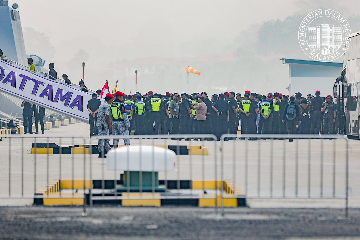 saifnasution's tweet photo. Selama berpuluh tahun, isu kehadiran pelarian asing di Malaysia, khususnya dari Myanmar, telah berlarutan tanpa penyelesaian yang tuntas. Kepincangan masa lalu ini telah menjadi beban kewangan yang besar kepada negara, mencetuskan krisis sosial yang serius serta mewujudkan ancaman keselamatan yang nyata kepada rakyat Malaysia.

Kerajaan MADANI tidak akan membiarkan permasalahan legasi ini terus berlarutan. Kita mula menyelesaikannya secara tegas, tersusun dan berperingkat, berlandaskan keluhuran Perlembagaan dan kedaulatan undang-undang.

Sebanyak 5,000 warga Myanmar telah dimuktamadkan untuk menjalani program penghantaran pulang secara sukarela dan berperingkat ke negara asal, berasaskan persetujuan Kerajaan Myanmar untuk menerima mereka serta persetujuan individu berkenaan untuk pulang secara sukarela. Hari ini, 1,476 individu memulakan Fasa Pertama penghantaran pulang, berdasarkan senarai yang dikemukakan oleh Kerajaan Myanmar melalui Nota Diplomatik rasmi. Pelaksanaan ini diselaraskan oleh KDN bersama Jabatan Imigresen Malaysia serta agensi berkaitan.

Penyelesaian ini turut dicapai melalui pendekatan diplomatik dan rundingan secara langsung dengan Kerajaan Myanmar. Bagi isu yang melibatkan dua negara, penguatkuasaan sahaja tidak memadai. Kerjasama negara asal diperlukan bagi membolehkan proses penerimaan, dokumentasi dan penghantaran pulang dilaksanakan secara teratur dan berperingkat.

Inilah pendekatan yang kita ambil — undang-undang ditegakkan, penguatkuasaan dilaksanakan dan saluran diplomatik dimanfaatkan untuk menghasilkan penyelesaian.

Walaupun Malaysia bukan Negara Pihak kepada Konvensyen Mengenai Status Pelarian 1951 dan Protokol 1967, kita memilih pendekatan yang tegas tetapi berperadaban — berteraskan nilai Ihsan dan semangat kekeluargaan ASEAN, dengan setiap tindakan dilaksanakan secara teratur dan bertanggungjawab tanpa berkompromi terhadap keselamatan serta kedaulatan negara.

Fasa Pertama ini adalah permulaan. Fasa-fasa seterusnya akan diteruskan setelah proses pengenalpastian, dokumentasi dan verifikasi serta kesiapsiagaan operasi disempurnakan.

Masalah legasi yang telah berlarutan sekian lama kita mula selesaikan berlandaskan undang-undang. Kedaulatan negara kita pelihara. Keselamatan, kebajikan dan kepentingan rakyat Malaysia kekal menjadi keutamaan.

Insya-Allah, amanah ini akan terus kita laksanakan dengan tegas, tersusun dan bertanggungjawab.

#YakinMADANI
#KementerianDalamNegeri
#SaifNasution