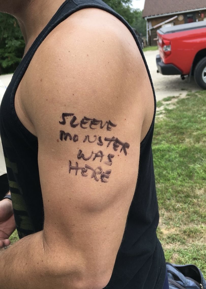 Emziykgu's tweet photo. HEAR ME OUT drunk oikawa signing drunk iwaizumis chest or biceps with a marker during a party in irvine 🤭 https://t.co/L1CtcNxbvx