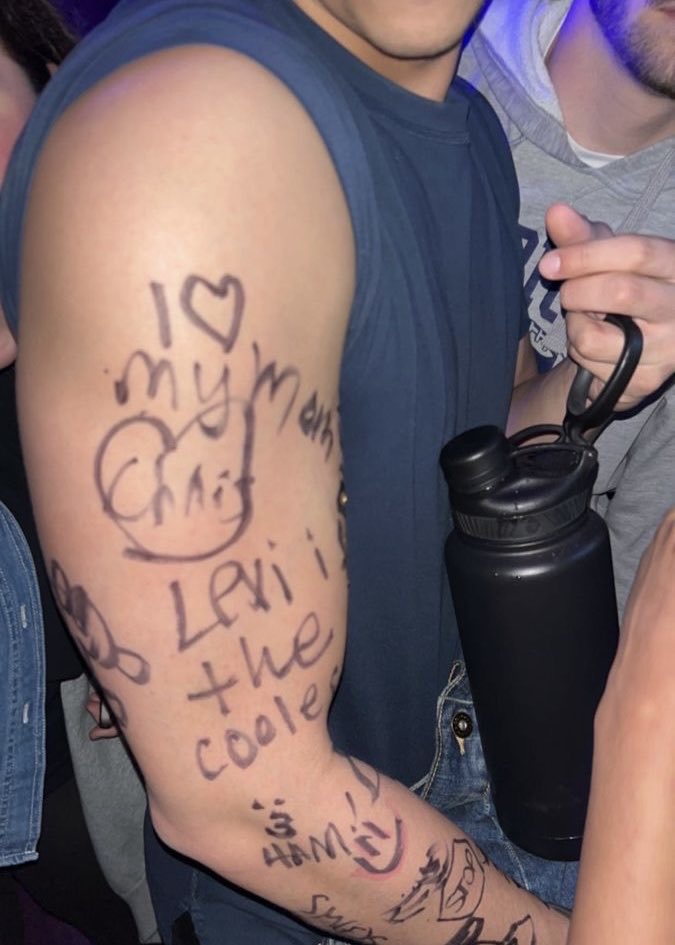 Emziykgu's tweet photo. HEAR ME OUT drunk oikawa signing drunk iwaizumis chest or biceps with a marker during a party in irvine 🤭 https://t.co/L1CtcNxbvx
