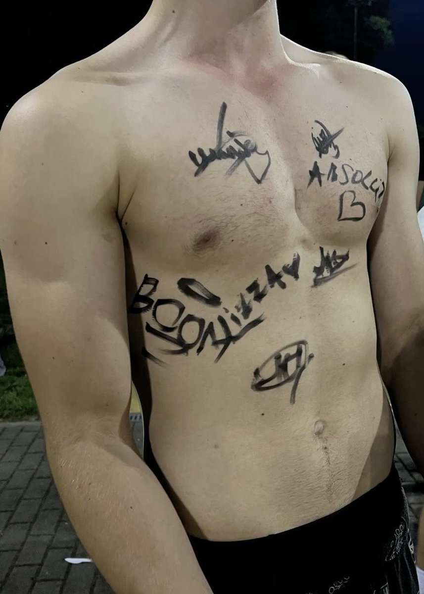 Emziykgu's tweet photo. HEAR ME OUT drunk oikawa signing drunk iwaizumis chest or biceps with a marker during a party in irvine 🤭 https://t.co/L1CtcNxbvx