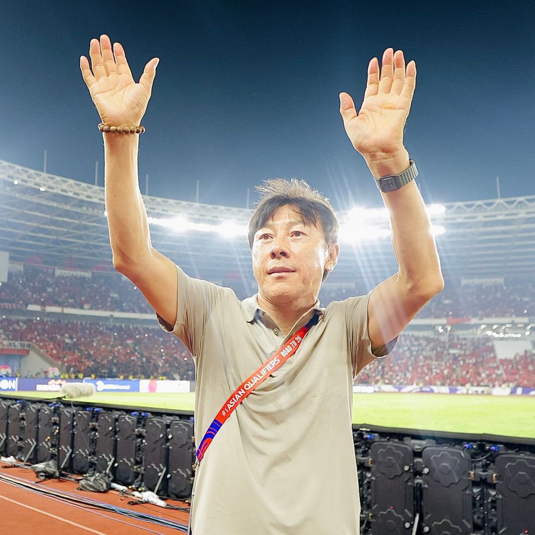 utdfocusid's tweet photo. Sang pencetak sejarah bernama Shin Tae-yong. 🇮🇩

• Membawa Indonesia kembali ke Piala Asia setelah 16 tahun.
• Untuk pertama kalinya lolos ke 16 besar Piala Asia.
• Untuk pertama kalinya menembus semifinal Piala Asia U-23.
• Untuk pertama kalinya lolos ke Round 3 Kualifikasi Piala Dunia.
• Back-to-back lolos ke Piala Asia senior, termasuk edisi 2027 tanpa kualifikasi.

Sesuatu yang sebelumnya bahkan nggak pernah kita bayangkan, akhirnya terwujud di era Shin Tae-yong. Suka atau nggak, he’s a history maker. Dia meninggalkan standar baru yang membuat kita berani punya ekspektasi lebih tinggi terhadap Timnas.

Tapi setelah semua pencapaian itu, PSSI justru memilih memecatnya di tengah jalan. Dan sekarang, ketika ekspektasi yang sudah dibangun belum bisa terpenuhi, suporter malah diharapkan untuk melupakan semuanya gitu aja dan move on?

Gue nggak menyalahkan pelatih penggantinya. Dia cuma menjalankan mandat dari federasi. Tapi PSSI harus bertanggung jawab penuh atas keputusan yang mereka ambil dulu. Kalau memang memecat STY adalah keputusan yang tepat, ya buktikan! Jangan malah berharap suporter menurunkan standar hanya karena federasi memilih jalan yang berbeda.

Jadi jangan heran kalau nama Shin Tae-yong masih menggema di stadion. Karena sampai hari ini, PSSI belum memberikan alasan yang cukup kuat untuk membuat kita berhenti merindukan era STY.