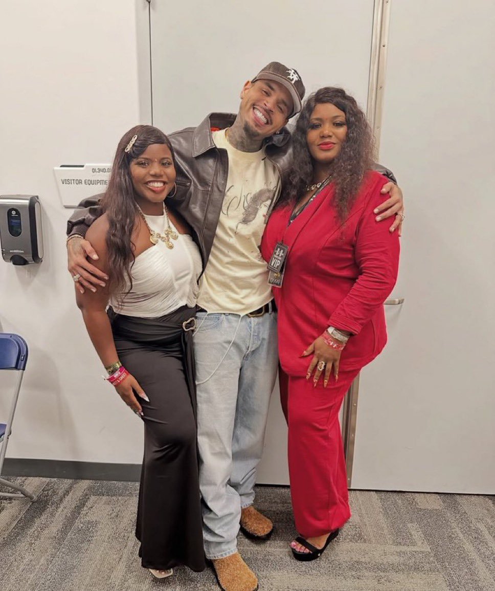 officialbrweex's tweet photo. Good times with amazing fans! ❤️🔥 Much love, Team Breezy! 🫶
#TeamBreezy #ChrisBrown #Breezy #FanLove #CBFans https://t.co/o1efAURk2F