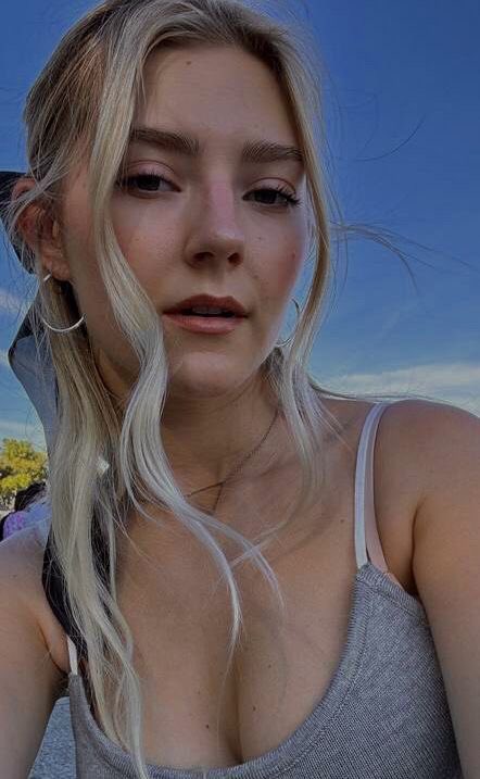 MessageMeNp2dc's tweet photo. if I send you my b**bs will u send me a d*ck pic in return?? 🤭 https://t.co/2ArlwNOkBv