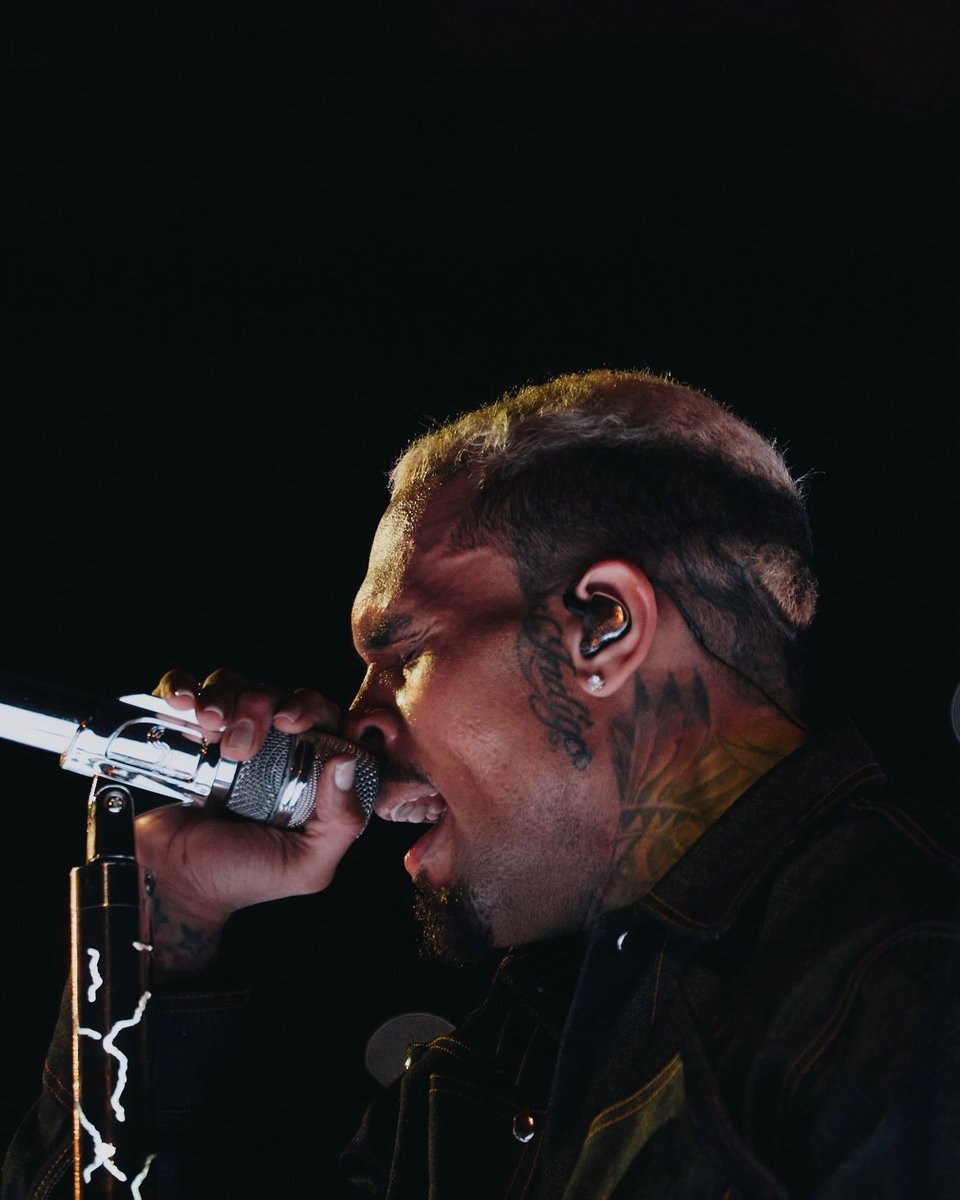 officialbrweex's tweet photo. Good times with amazing fans! ❤️🔥 Much love, Team Breezy! 🫶
#TeamBreezy #ChrisBrown #Breezy #FanLove #CBFans https://t.co/o1efAURk2F