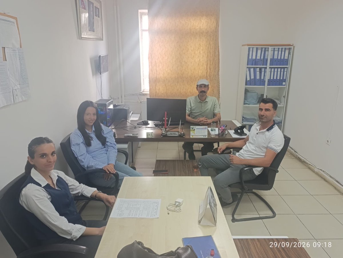 evcilerortaokul's tweet photo. Değerli Türkçe Öğretmenlerimiz, Müdür Yard. başkanlığında gerçekleştirilen toplantıda, öğrencilerimizin kitap okuma alışkanlığını geliştirmek amacıyla düzenli kitap okumayı teşvik edecek çalışmalar yapılmasına karar verilmiştir.@tcmeb @Yusuf__Tekin @mardinilmem @mazidagimem https://t.co/mcFc59ZYI9