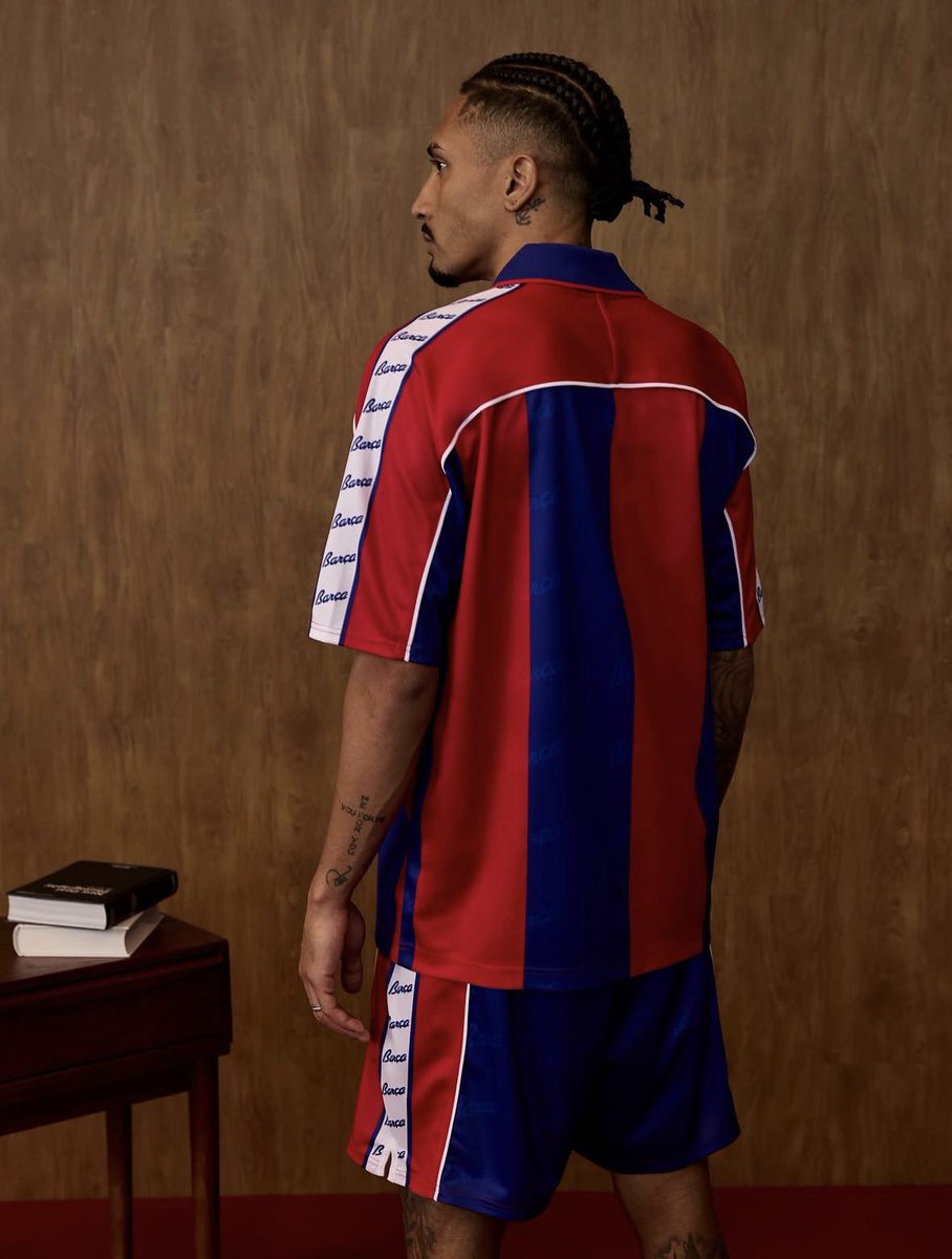 footmercato's tweet photo. 🚨 OFFICIEL : LE BARÇA DÉVOILE UNE NOUVELLE COLLECTION RÉTRO DE 1992/1995 🌟💙❤️

Vous aimez ? 🤔 https://t.co/lZUSsxhY2O