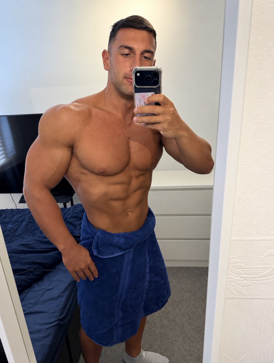AlphaMuscleGod8's tweet photo. Morning boys
Just landed in UK 🇬🇧 
Who’s getting my coffee in to fuel my power ☕️ 
Links in bio https://t.co/VNxNBVpeCy
