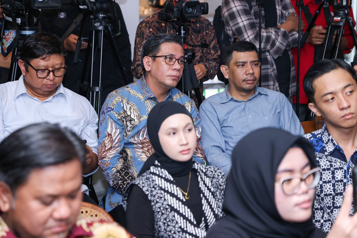dpcdemokratpct's tweet photo. Menko AHY: Leadership Does Matter, Kepemimpinan Tak Bisa Berjalan Autopilot

Menteri Koordinator Bidang Infrastruktur dan Pembangunan Kewilayahan Agus Harimurti Yudhoyono (AHY) menegaskan bahwa kemajuan teknologi tidak membuat kepemimpinan menjadi tidak relevan. https://t.co/EsvnNI6UQ8