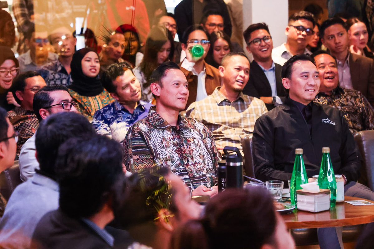 dpcdemokratpct's tweet photo. Menko AHY: Leadership Does Matter, Kepemimpinan Tak Bisa Berjalan Autopilot

Menteri Koordinator Bidang Infrastruktur dan Pembangunan Kewilayahan Agus Harimurti Yudhoyono (AHY) menegaskan bahwa kemajuan teknologi tidak membuat kepemimpinan menjadi tidak relevan. https://t.co/EsvnNI6UQ8
