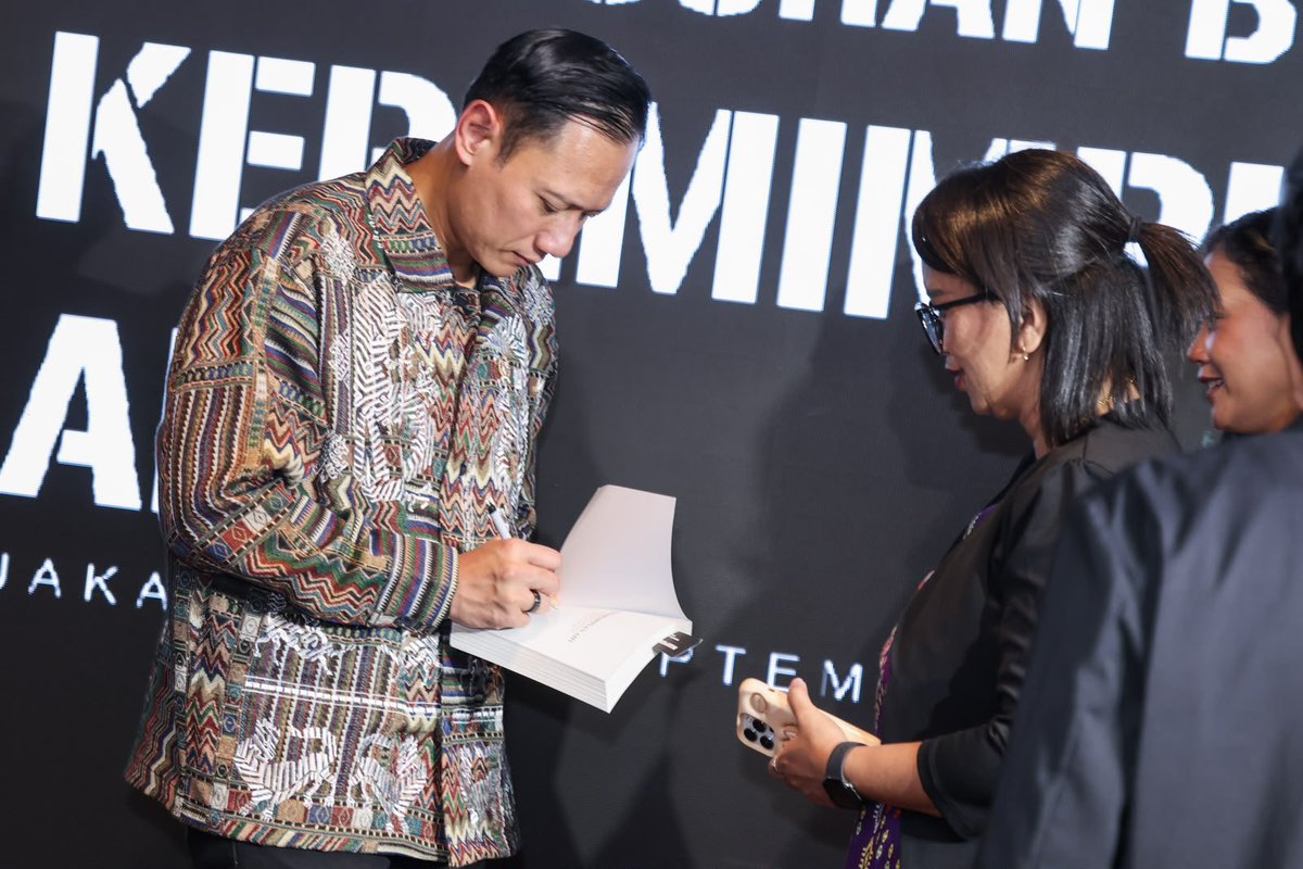 dpcdemokratpct's tweet photo. Menko AHY: Leadership Does Matter, Kepemimpinan Tak Bisa Berjalan Autopilot

Menteri Koordinator Bidang Infrastruktur dan Pembangunan Kewilayahan Agus Harimurti Yudhoyono (AHY) menegaskan bahwa kemajuan teknologi tidak membuat kepemimpinan menjadi tidak relevan. https://t.co/EsvnNI6UQ8