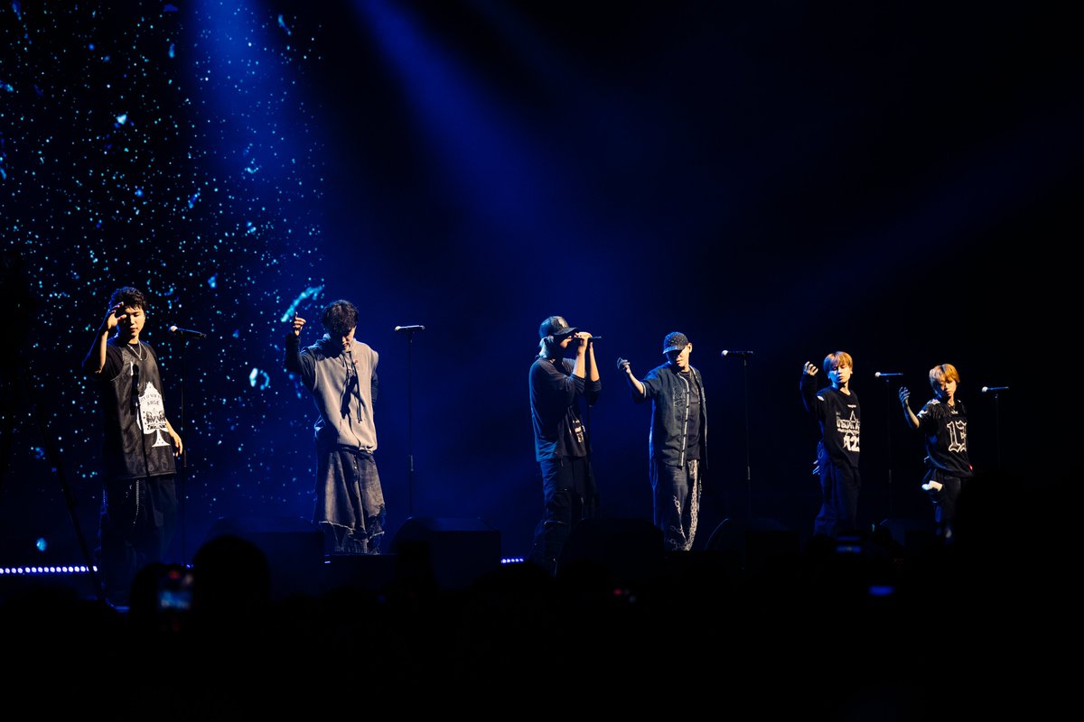 livenationth's tweet photo. 6 หนุ่ม BE:FIRST โชว์สเต็ปเท้าไฟ เสิร์ฟโชว์สุดปังให้ BESTY ไทยหายคิดถึงในคอนเสิร์ต BE:FIRST WORLD SHOWCASE 2026 “WATCH ME”

จบไปแล้วอย่างสวยงามกับคัมแบ็คคอนเสิร์ตครั้งใหม่ของเจบอยแบนด์ตัวตึงสายเพอร์ฟอร์ม “BE:FIRST”ที่กลับมาจัดคอนเสิร์ตเดี่ยวที่ไทยในรอบ 1 ปี 4 เดือน โดยในครั้งนี้ BE:FIRST WORLD SHOWCASE 2026 “WATCH ME” เป็นการกลับมาของ 6 สมาชิก SOTA, SHUNTO, MANATO, RYUHEI, JUNON, และ LEO พร้อมกับอีพีอัลบั้มใหม่ “WATCH ME” ซึ่งนับว่าเป็นอินเตอร์เนชั่นแนลอีพีอัลบั้มแรกของพวกเขา โดยนอกจาก BESTYจะเอ็นจอยไปกับเพอร์ฟอมานซ์สุดโหดตลอด 2 ชั่วโมงเต็ม ยังได้เห็นหนุ่มๆ ในภาพลักษณ์ใหม่ๆ ที่ไม่ใช่แค่วงไอดอล แต่กำลังก้าวสู่การเติบโตเป็นศิลปินระดับอินเตอร์อีกด้วย

เปิดโชว์ด้วย WATCH ME ซิงเกิ้ลล่าสุดที่เพิ่งปล่อยออกมาเมื่อไม่กี่วันที่ผ่านมา เรียกเสียงกรี๊ดจากแฟนๆ อย่างท้วมท้น ไม่ปล่อยให้เอนเนอร์จี้แฟนๆ ดรอป ไปต่อกับเพลงฮิตอีกมากมาย ทั้ง Boom Boom Back, GRIT, CAGALIOSTRO, Don’t Wake Me Up, Missing, PAPER SCARS Secret Garden, Grow Up, Sapphire, SOS, Stare In Wonder, Rondo, Masterplan, Mainstream, DEAD EYES EVERYWHERE, Sailing, Muchu, Blissful ปิดท้ายด้วยเพลงน่ารักๆ อย่าง Bye-Good-Bye และ I Want You Back และไม่ลืมที่จะส่งท้ายด้วยความมันส์ในช่วงเอนคอร์ด้วยซิงเกิ้ลใหม่อย่าง BRUCE WAYNE และ BE:FIRST ALL DAY

หลังจากจบการแสดง BE:FIRST WORLD SHOWCASE 2026 “WATCH ME” ที่กรุงเทพฯ หนุ่มๆ BE:FIRSTมีกำหนดการทัวร์คอนเสิร์ตในอีก 2 เมือง ได้แก่ มะนิลา และนิวยอร์ก ในเดือนตุลาคมนี้ โดยทัวร์ครั้งนี้นับเป็นการตอกย้ำความสำเร็จของพวกเขาที่สามารถจัดทัวร์คอนเสิร์ตติดต่อกันเป็นปีที่ 2 หลังจากทัวร์แรกอย่าง “Who is BE:FIRST?” และมีแฟนๆ ทั้งจากญี่ปุ่นและต่างแดนให้การต้อนรับอย่างอบอุ่นในทุกๆ เมือง

ชมภาพเพิ่มเติมที่ https://t.co/qSh1HsKUFR
Photo credit : Live Nation Tero and MILQP

#BF_World2026
#BFWatchMeBKK
#BF_WorldShowcaseBKK
#BEFIRST
#LiveNationTero