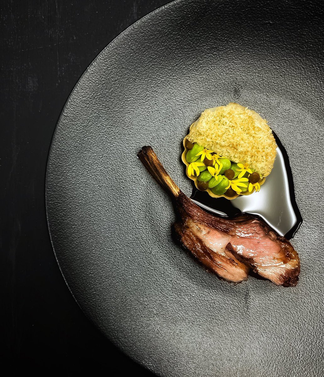 GrupoPastores's tweet photo. Puro orgullo ver cómo nuestro producto, criado con el máximo de los respetos y dedicación, brilla en la mesa de los grandes chefs.

Agnei Ibérico a la brasa, tartaleta crujiente con mermelada de cebolla, chayote, nueces de macadamia, arroz inflado, edamame y jugo de cordero. https://t.co/DG1VFxfPIi