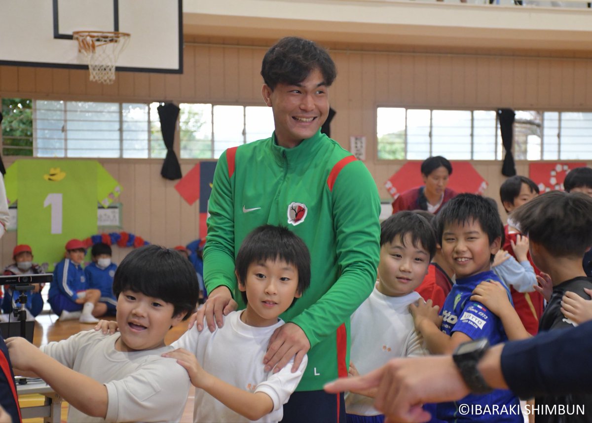 undou_ibaraki's tweet photo. 【J1鹿島】

「2026 ホームタウン小学校訪問」①
🏫鹿嶋市立波野小学校

#鈴木優磨 選手と #藤井陽登 選手が登場！

じゃんけん列車やドッジボールなどで交流🫱🏻‍🫲🏼
ピッチでは見せないリラックスした笑顔で、児童とふれ合いました。

#antlers https://t.co/v6RkfwDDo9