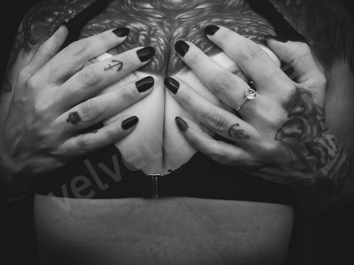 VelvetInkQueen's tweet photo. Black nails, some lace &amp; a lot of dirty thoughts. 🔥 
Come to my dark side. 

Link in Bio. 🔥 https://t.co/YCa7qFbQmG