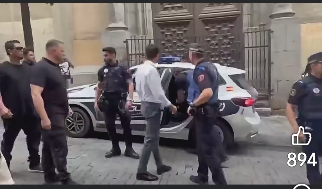 Ramdondevas's tweet photo. ESTO ES UNA P... A VERGÜENZA!!!

Señor Almeida, por qué pone al servicio del agitador provocador, Vito ZOPELLARI, a la policía que pagan todos los madrileños?

Qué significa esto?

Queremos todas las explicaciones!!! https://t.co/Xti3K517sw