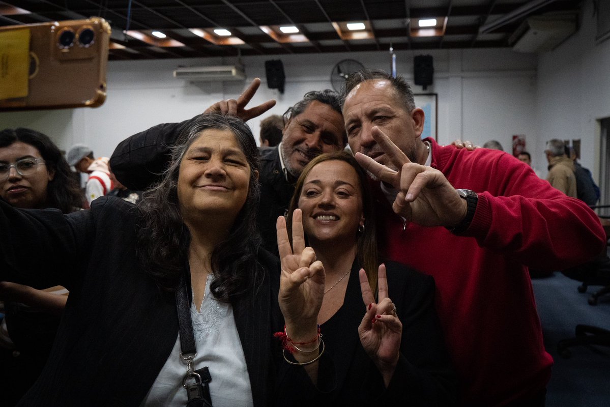 ceciliamoreauok's tweet photo. La pulverización de los ingresos, el aumento de los servicios y el corrimiento del Estado frente al mercado, empujaron a millones de familias al sobreendeudamiento y la morosidad. 

Es la punta del iceberg del  deterioro generalizado de vida que el modelo de la motosierra encarna.

Hoy en el Concejo de Merlo, junto a las diputadas @Naty_Zaracho y @Roxy_Monzon , participamos del ciclo de charlas “Endeudamiento en las familias: una realidad presente en todos los barrios”, para intercambiar perspectivas y dar a conocer las iniciativas que trabajamos desde @Diputados_UxP para abordar el problema y ponerle un freno a quienes se buscan enriquecer a costa de la necesidad.

Muchas gracias a @_Raul_Diaz y a @KarinaMenendez0 por la invitación.