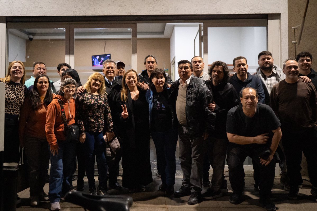 ceciliamoreauok's tweet photo. La pulverización de los ingresos, el aumento de los servicios y el corrimiento del Estado frente al mercado, empujaron a millones de familias al sobreendeudamiento y la morosidad. 

Es la punta del iceberg del  deterioro generalizado de vida que el modelo de la motosierra encarna.

Hoy en el Concejo de Merlo, junto a las diputadas @Naty_Zaracho y @Roxy_Monzon , participamos del ciclo de charlas “Endeudamiento en las familias: una realidad presente en todos los barrios”, para intercambiar perspectivas y dar a conocer las iniciativas que trabajamos desde @Diputados_UxP para abordar el problema y ponerle un freno a quienes se buscan enriquecer a costa de la necesidad.

Muchas gracias a @_Raul_Diaz y a @KarinaMenendez0 por la invitación.