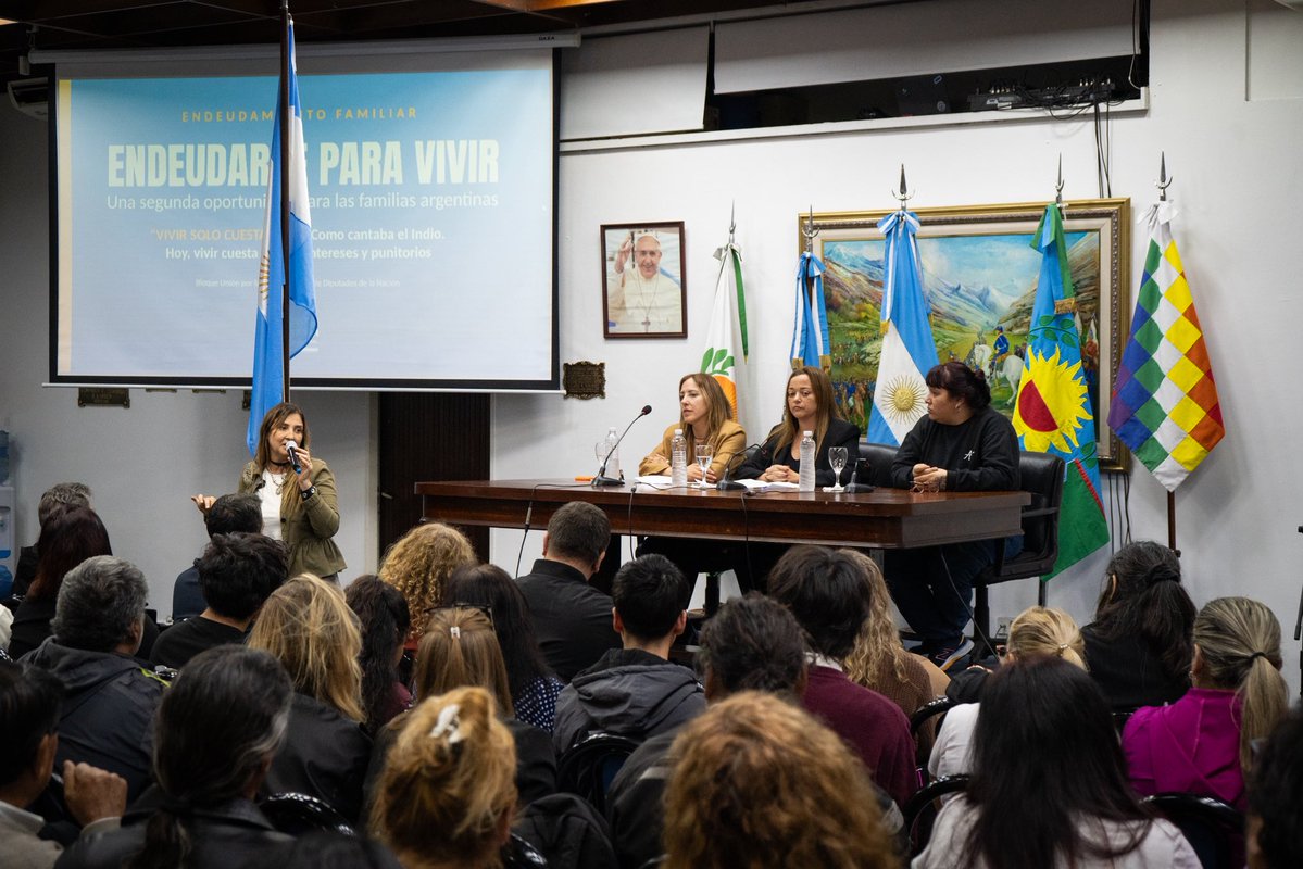 ceciliamoreauok's tweet photo. La pulverización de los ingresos, el aumento de los servicios y el corrimiento del Estado frente al mercado, empujaron a millones de familias al sobreendeudamiento y la morosidad. 

Es la punta del iceberg del  deterioro generalizado de vida que el modelo de la motosierra encarna.

Hoy en el Concejo de Merlo, junto a las diputadas @Naty_Zaracho y @Roxy_Monzon , participamos del ciclo de charlas “Endeudamiento en las familias: una realidad presente en todos los barrios”, para intercambiar perspectivas y dar a conocer las iniciativas que trabajamos desde @Diputados_UxP para abordar el problema y ponerle un freno a quienes se buscan enriquecer a costa de la necesidad.

Muchas gracias a @_Raul_Diaz y a @KarinaMenendez0 por la invitación.