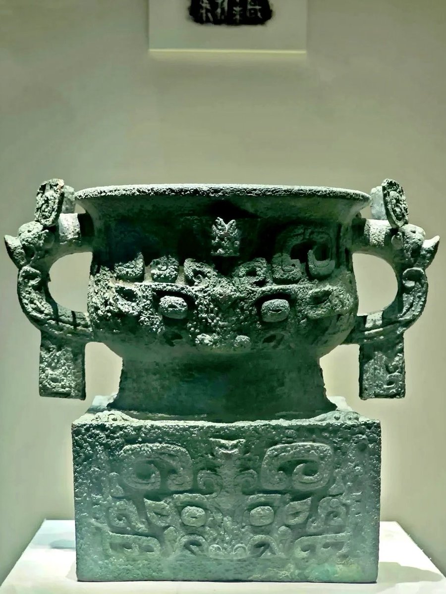 CTameka53774's tweet photo. This heavy bronze vessel, Li Gui, carries the echo of the Battle of Muye. Carved characters inside its bowl tell the story of King Wu’s victory over Shang. A masterpiece of early Western Zhou bronze art, kept at the National Museum of China.
#AncientCivilization #BronzeAge https://t.co/3HWYUkM5WP