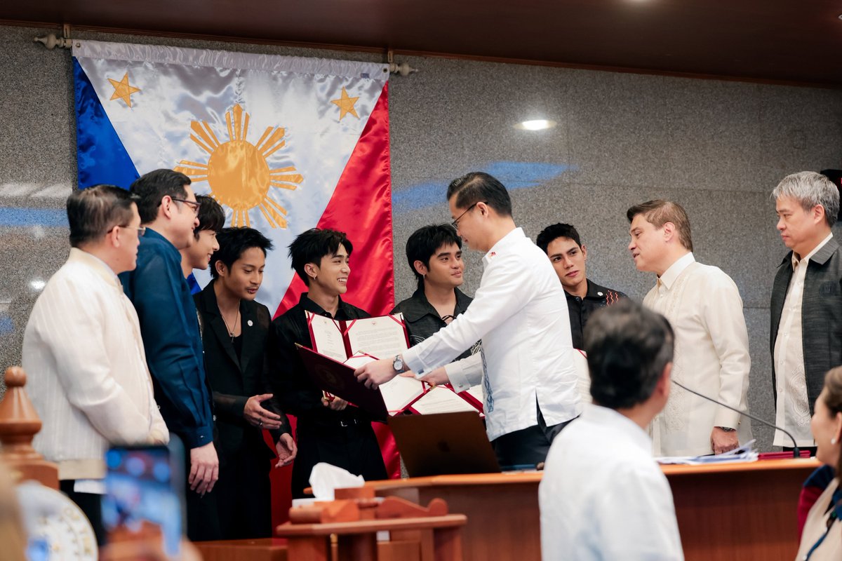 cebudailynews's tweet photo. CONGRATS, SB19! ❤️

LOOK: P-pop group SB19 pens a brief message of gratitude after the group was recognized by the Senate on Monday, for their historic Lollapalooza performance.

“We're deeply grateful to be part of this conversation and to everyone working toward a future where more Filipino creatives can dream, create, and take their work beyond our borders,” the group wrote on social media. 

SB19 made history as the first Filipino act to perform at the Lollapalooza Music Festival after they performed in Chicago on July 30. | via Reynan Monleon #CDNDigital

📷: SB19/FB