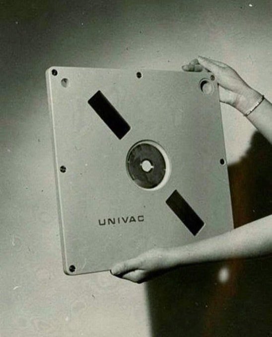 Rainmaker1973's tweet photo. This is a removable disk add-on for the Univac 1004/1005 computers, from 1962.
It used to store 2.2 MB on a 14" disk. https://t.co/ZaNMLnBELl