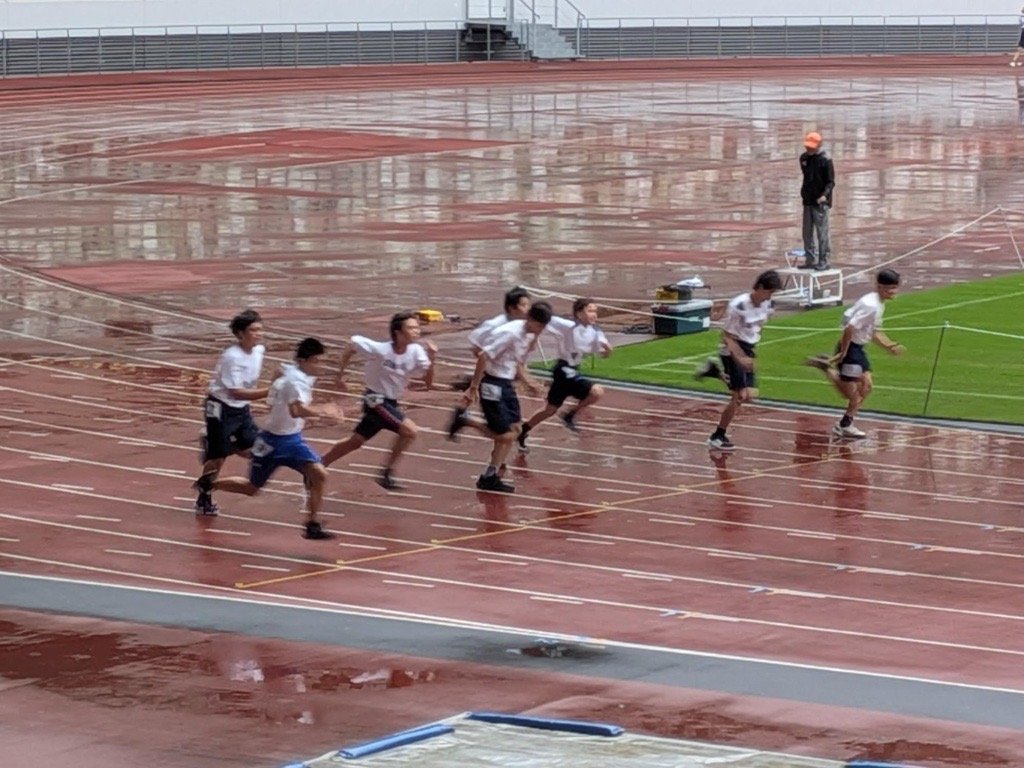 roppongi_jhs's tweet photo. 🏃‍♂️港区立中学校連合体育大会　本番🏃‍♀️
雨の中での開催となりましたが、生徒たちは競技に全力で取り組み、躍動する姿を見せていました✨
記録や順位も大切ですが、それ以上に大切なのは、一生懸命に頑張ること、最後までやりきること、そして仲間を応援すること👊
２年生の皆さんお疲れ様でした！ https://t.co/Dsw2N7OaCB