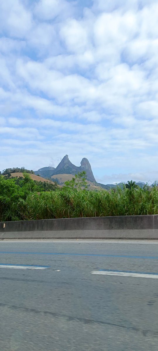 josysvribeiro's tweet photo. O Frade e a Freira é um monumento natural de granito com 683 metros de altitude, localizado na divisa entre os municípios de Cachoeiro de Itapemirim, Itapemirim e Vargem Alta, no sul do Espírito Santo https://t.co/GINA5MMqKg