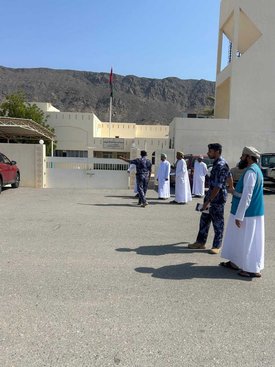 eduGovmct1605's tweet photo. حرصًا من إدارة المدرسة على توفير بيئة مدرسية آمنة، وبعد مخاطبتها للجهات المختصة، زارت المدرسةَ اللجنةُ الفنية لكاسرات السرعة بولاية #قريات، بهدف الوقوف على المواقع المناسبة لتركيب كاسرات السرعة، بما يسهم في تعزيز سلامة الطلبة، لا سيما أثناء خروجهم من المدرسة
#فعاليات_تعليمية_مسقط https://t.co/RiF5Gjq2V3