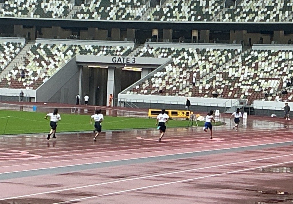 roppongi_jhs's tweet photo. 🏃‍♂️港区立中学校連合体育大会　本番🏃‍♀️
雨の中での開催となりましたが、生徒たちは競技に全力で取り組み、躍動する姿を見せていました✨
記録や順位も大切ですが、それ以上に大切なのは、一生懸命に頑張ること、最後までやりきること、そして仲間を応援すること👊
２年生の皆さんお疲れ様でした！ https://t.co/Dsw2N7OaCB