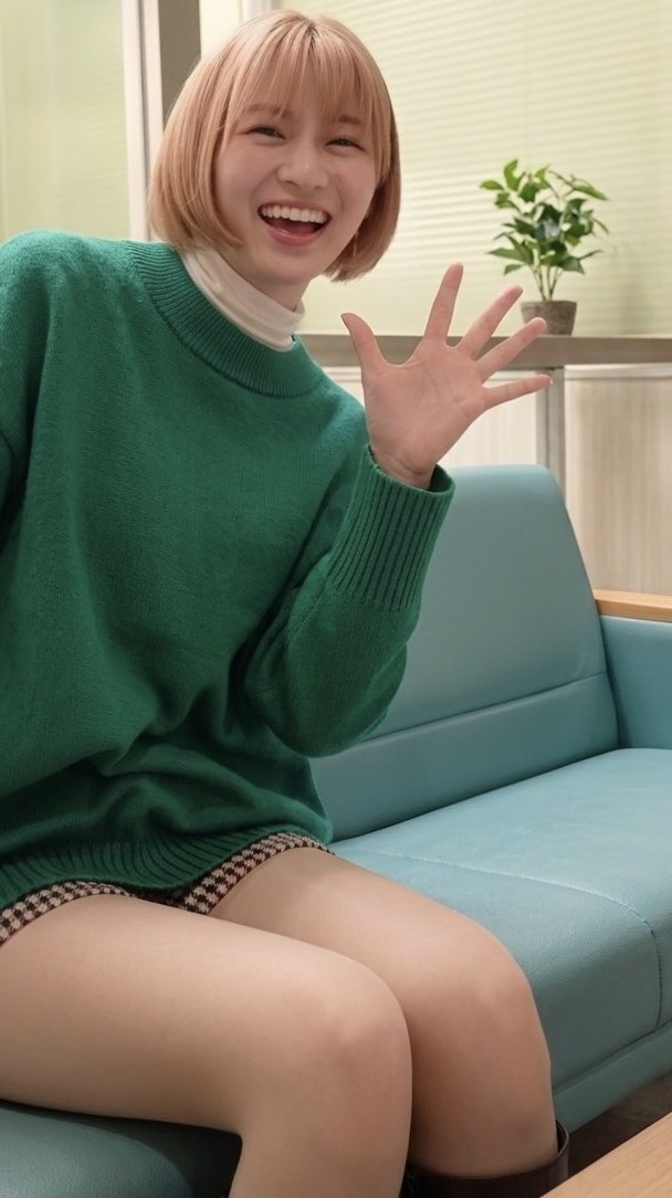 stockings_jp's tweet photo. かわいい金髪と告白のシーンを追加！

パンツスーツからチラ見えしてるストッキング美脚と最高ですが、3枚目4枚目のアップは岡崎紗絵さん本人ですよね？
そう思いた���！ https://t.co/ICuLnlA5zw