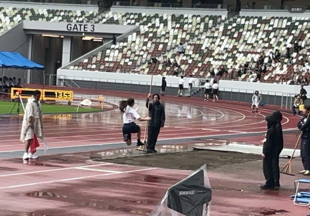 roppongi_jhs's tweet photo. 🏃‍♂️港区立中学校連合体育大会　本番🏃‍♀️
雨の中での開催となりましたが、生徒たちは競技に全力で取り組み、躍動する姿を見せていました✨
記録や順位も大切ですが、それ以上に大切なのは、一生懸命に頑張ること、最後までやりきること、そして仲間を応援すること👊
２年生の皆さんお疲れ様でした！ https://t.co/Dsw2N7OaCB