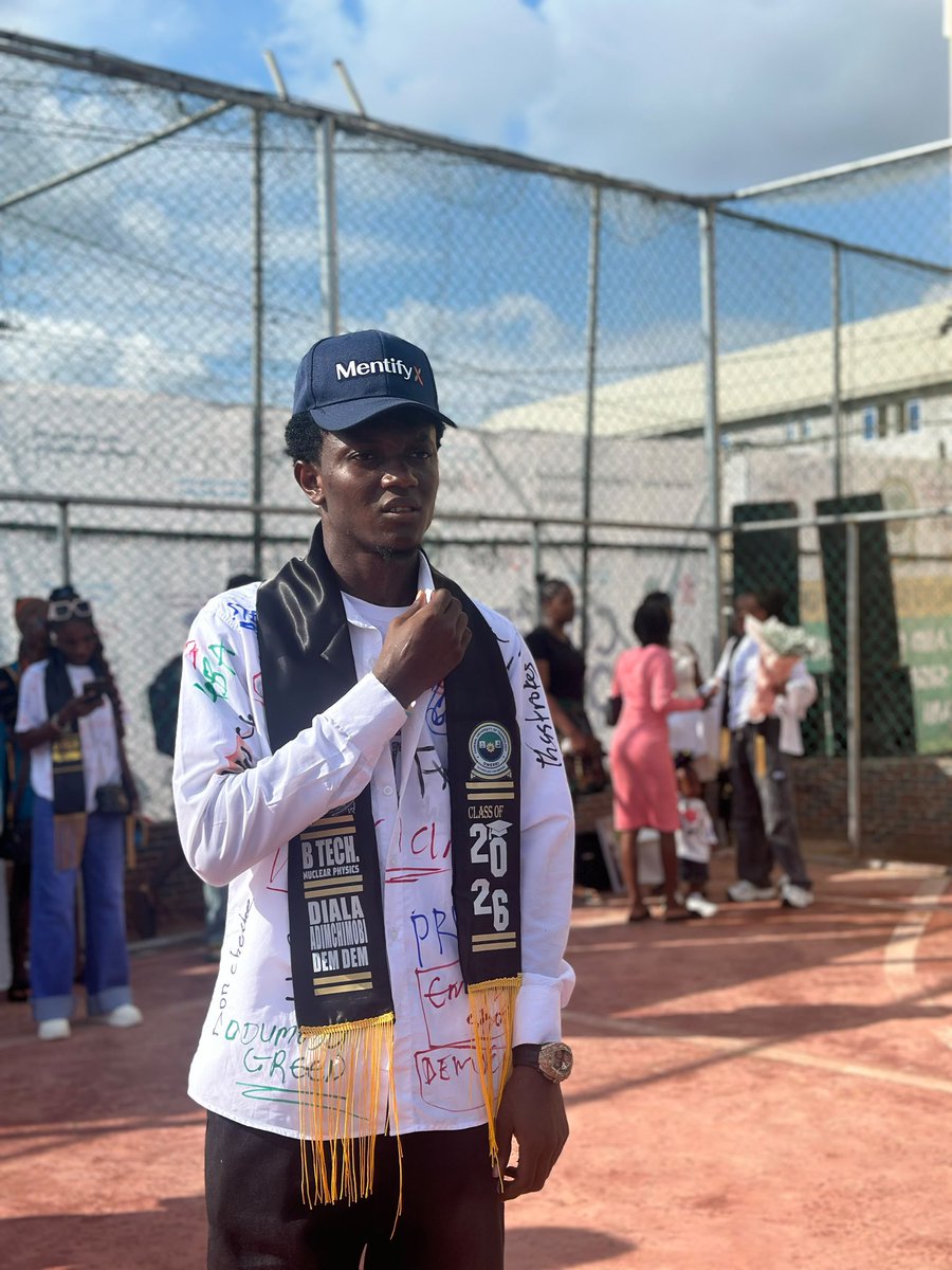 demdemdi_'s tweet photo. ON THE 25/09/2026, I SIGNED OUT FROM FUTO. ๐
5 YEARS OF ACADEMIC JOURNEY HAS FINALLY COME TO AN END, AND IโM STILL IN A STATE OF SHOCK THAT IโM GRADUATING WITH MY MATES. ๐ญ
#futo #signout #graduate #classof2026 #physics https://t.co/mKKWS6I9ex