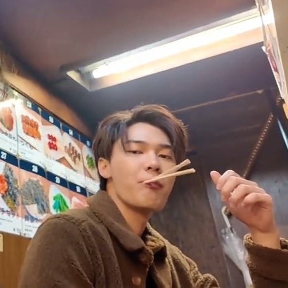 ImbunnyJ's tweet photo. นักรบตะเกียบอู้ส 🥢 ที่ไหนมีจอมโจร ที่นั่นมีอู้ด อู้ดจะจัดการปราบให้หมด💥 จอมโจรราเมง จอมโจรแกงกะหรี่ คนร้ายหมูสับแดงๆ อู้ดจะจัดการมันให้หมดด้วยอาวุธคู่ใจ ตะเกียบอู้ด🐽🍜 ง่ำๆๆๆ https://t.co/AMVafjLsav