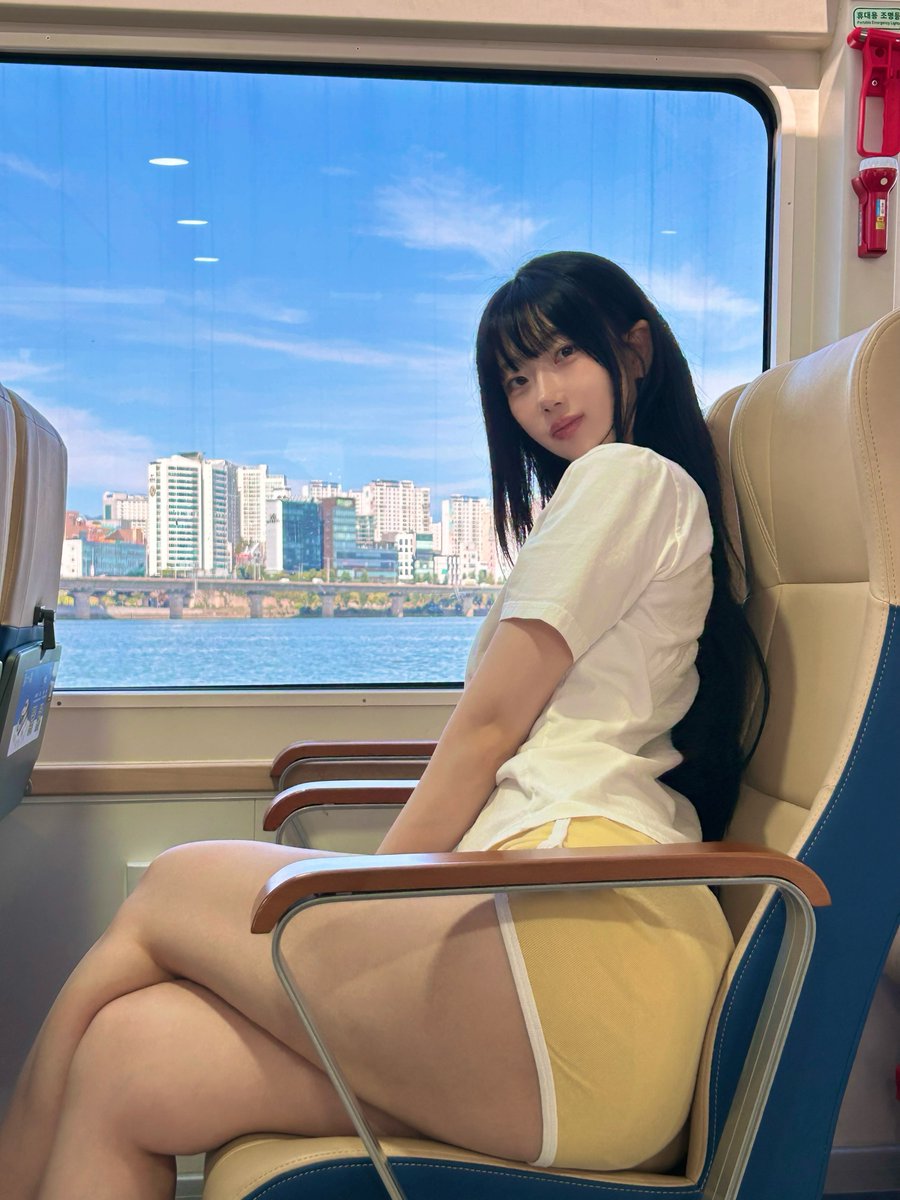 0_0_nar1n2's tweet photo. 한강버스 타고 출근 ⛴️💛

#한강 #돌핀팬츠 #OOTD https://t.co/UXLKAF0dcg