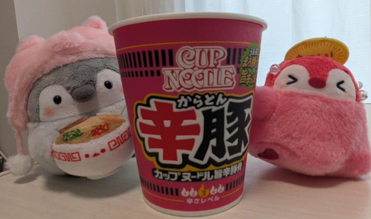ofutonsugoi's tweet photo. とんこつラーメンたびる🍜🐧✨ https://t.co/W7sDPZaIox