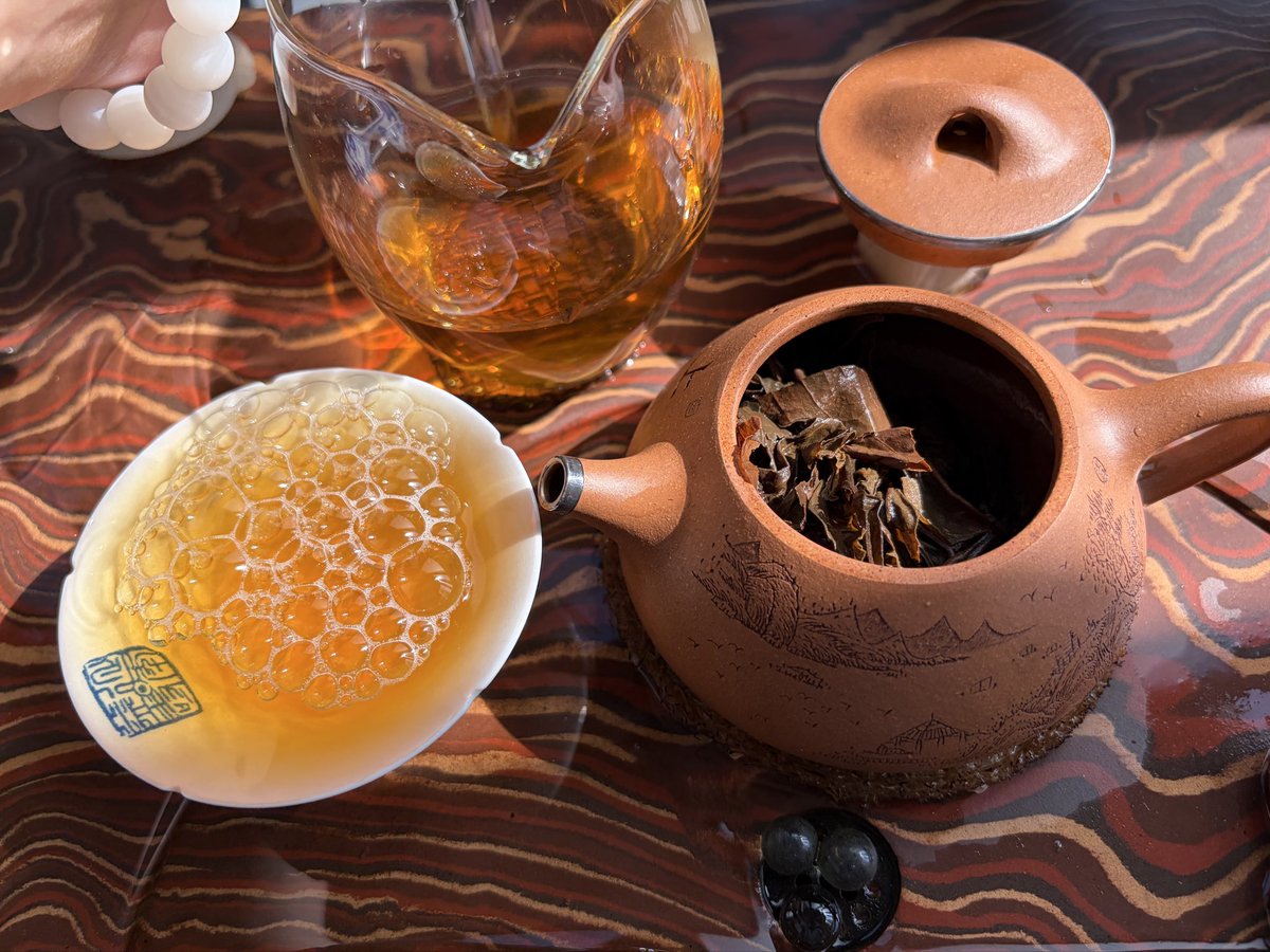 gowiden's tweet photo. Daily tea practice, constant awareness. 🍵 Under bright sunlight, in the quiet time of an aged tea, temper a steady heart and nurture serene virtue.
1999 #Mansong Golden Leaf fully reveals the evolving layers of aged tea - each steep a new expression. https://t.co/kCSVUnAi97
