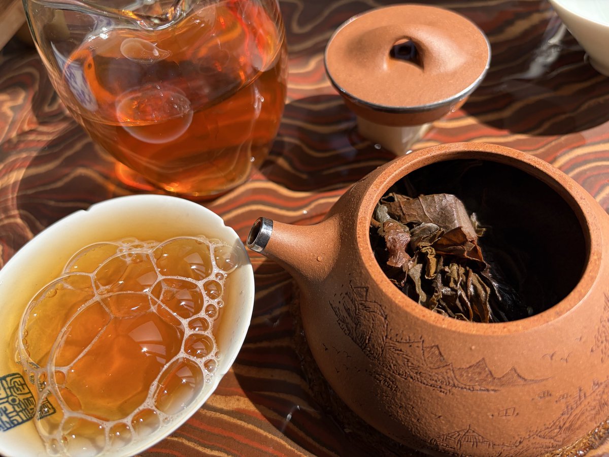 gowiden's tweet photo. Daily tea practice, constant awareness. 🍵 Under bright sunlight, in the quiet time of an aged tea, temper a steady heart and nurture serene virtue.
1999 #Mansong Golden Leaf fully reveals the evolving layers of aged tea - each steep a new expression. https://t.co/kCSVUnAi97