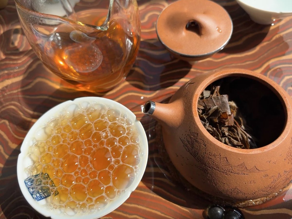 gowiden's tweet photo. Daily tea practice, constant awareness. 🍵 Under bright sunlight, in the quiet time of an aged tea, temper a steady heart and nurture serene virtue.
1999 #Mansong Golden Leaf fully reveals the evolving layers of aged tea - each steep a new expression. https://t.co/kCSVUnAi97