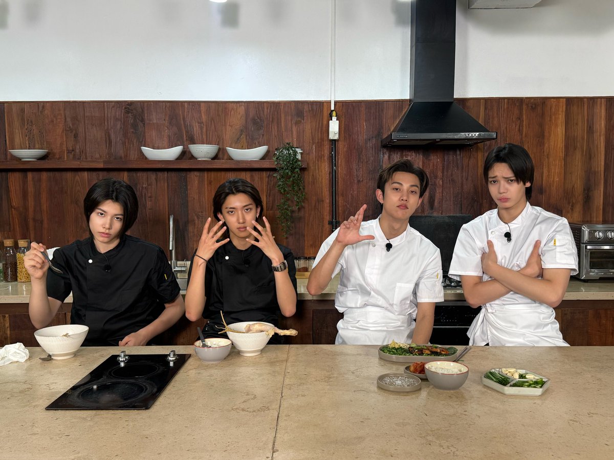 LNGSHOT4sho's tweet photo. [#4SHOBOSHOW] <미공개 클립 모음.zip 3> Photo Behind 📸

https://t.co/KEG61hGnhs

#LNGSHOT https://t.co/nwEOlfCze3
